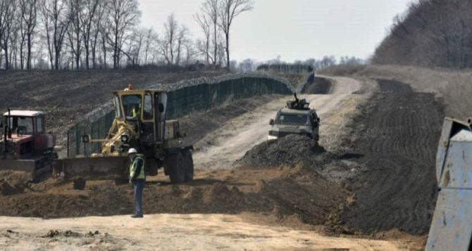 На Луганщине на границе с РФ возвели 100 километровый забор из колючей проволки
