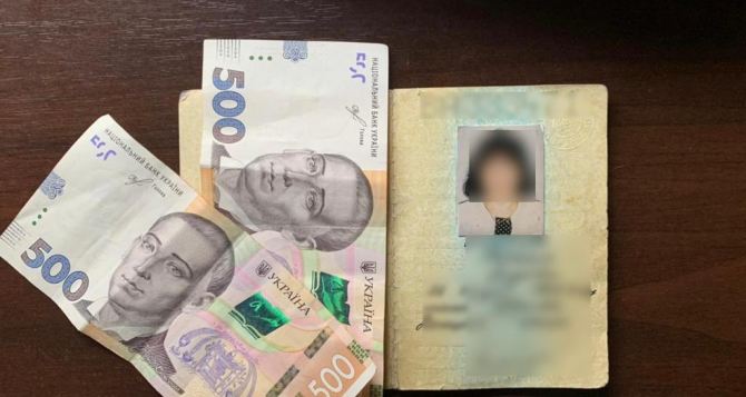 На КПВВ женщина предложила взятку, чтобы не заметили исправления в паспорте