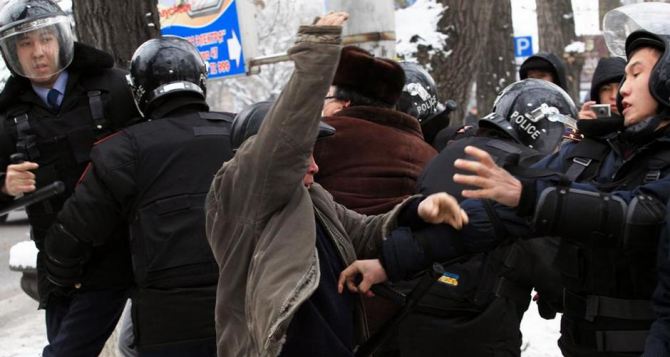 Протестующие в Алма-Аты начали стрелять по полицейским. Есть раненые. ВИДЕО