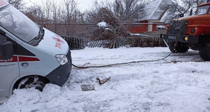 Спасатели вытащили из снежных заносов 12 автомобилей. Среди спасенных 4 ребенка