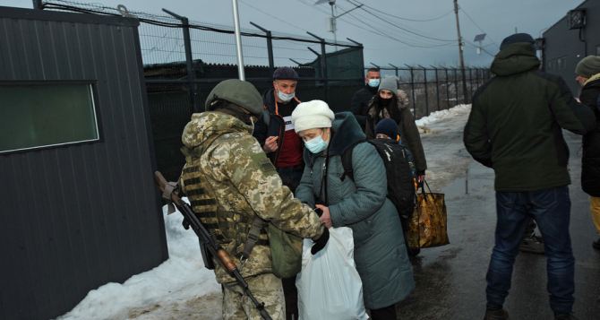 Что реально вчера происходило на КПВВ «Станица Луганская». Переходить мешали гололед и делегация из ЕС. ФОТО