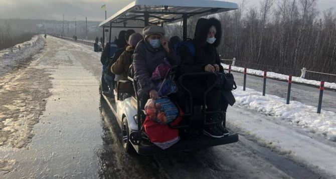 Количество людей, пересекающих КПВВ «Станица Луганская» уменьшилось на треть