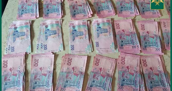 Луганским пенсионерам вернут 1 млн гривен пенсий и банковские карты, задержанные МГБ на пункте пропуска «Изварино»