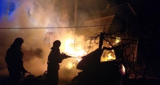 В Луганске из пожара спасли молодую женщину и  ее восьмилетнюю дочь