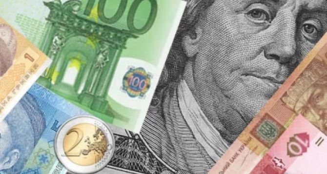 Паника у пунктов обмена валюты: украинцам прогнозируют доллар под 30 гривен
