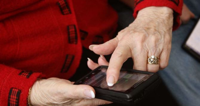 Даем семь полезных советов, которые облегчат пожилым людям знакомство со смартфоном