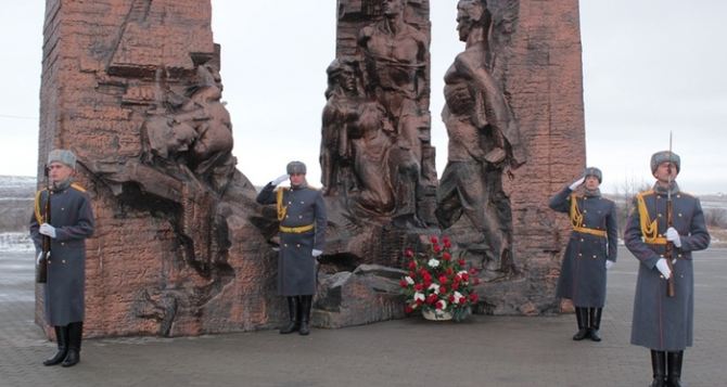 Жители Краснодона почтили память молодогвардейцев в 79-ю годовщину их казни