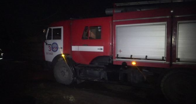 В центре Луганска пожарные эвакуировали 13 человек из горящей многоэтажки