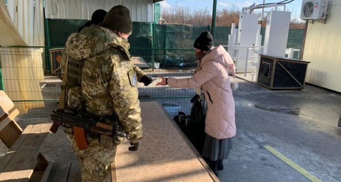 Сколько человек без проверок пересекло КПВВ «Станица Луганская» за месяц