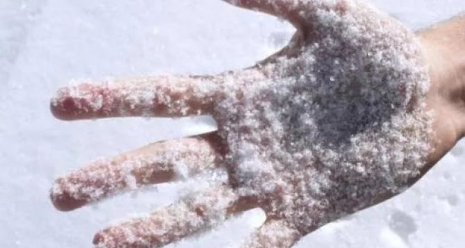 Четыре человека с обморожениями попали в луганские больницы на выходных