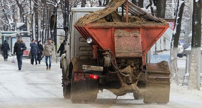 За неделю в Луганске смогли «посыпать» дороги только на 68 из 183 улиц города