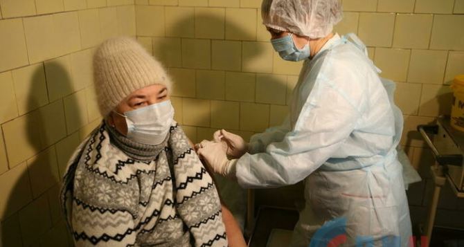 В Луганске организовали выездную вакцинацию от COVID-19