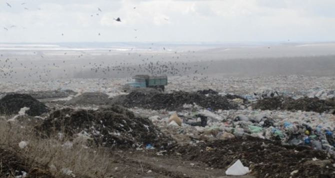 Жители Луганска производят более полумиллиона кубометров мусора в год