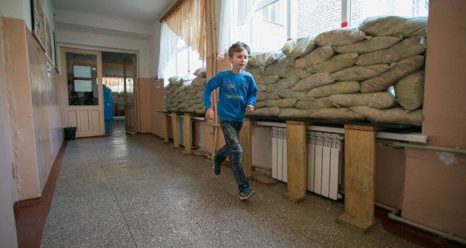 В Луганске заявили, что приостановили учебный процесс в школах и ВУЗах из-за эскалации обстановки на линии соприкосновения