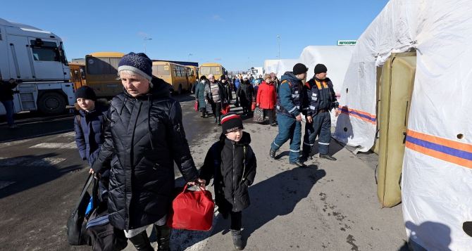 Глава МЧС России пообещал оперативно решать проблемы эвакуированных из Донбасса