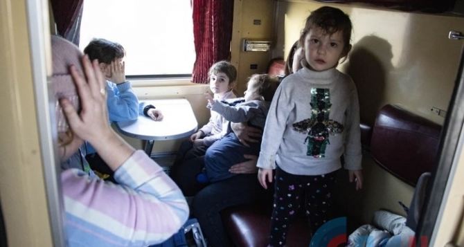 Второй поезд с беженцами из Луганска наконец-таки отправился в Россию