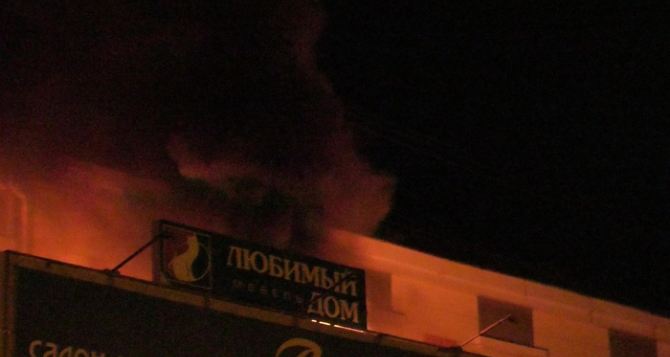 Ночью в центре Луганска возник пожар в супермаркете «Абсолют»