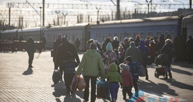 Из Луганска в РФ отправился поезд с эвакуированными. Следующий в 16 часов
