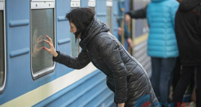 Из Луганска в РФ отправился четвертый поезд с эвакуированными