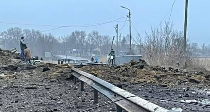 В Троицке на Луганщине в результате обстрела пострадала инфраструктура и мост