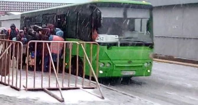 Из Луганска в Станицу Луганскую запустили рейсовый автобус. Расписание