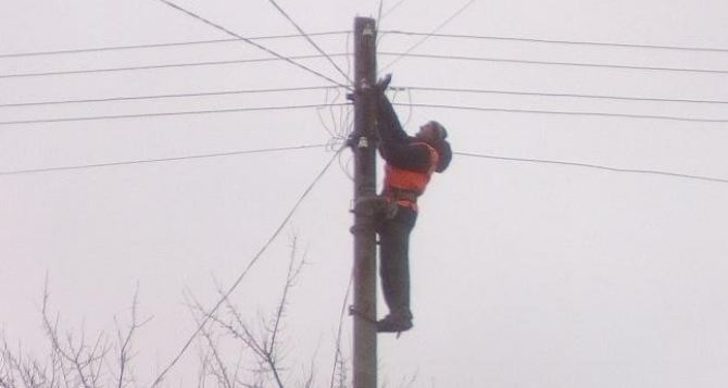 В Луганске «Горсвет» производит замену старого типа проводов на новый
