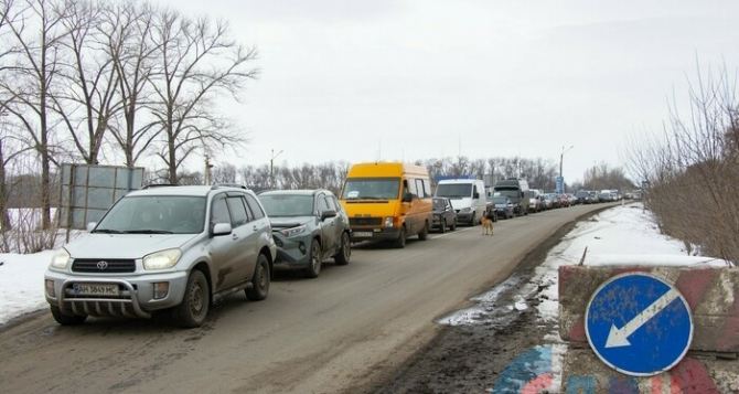 Жители Северодонецка, Лисичанска и Рубежного «потайными тропами» выезжают из зоны боевых действий. ФОТО