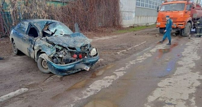 Легковушка влетела под КамАЗ в Луганске. Две женщины госпитализированы. ФОТО