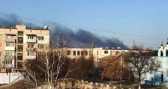 На фабрике «Заря» в Рубежном горят цистерны с химическими веществами. ФОТО