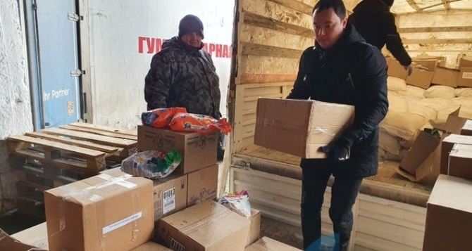 В Луганск завезли продукты и предметы первой необходимости