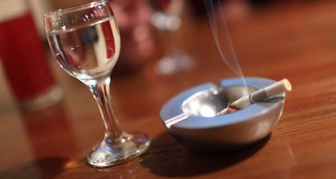 А как стресс снимать? В Украине резко подорожают сигареты и алкоголь