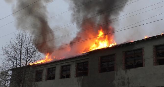В Луганске 8 часов подряд тушили масштабный пожар. ФОТО