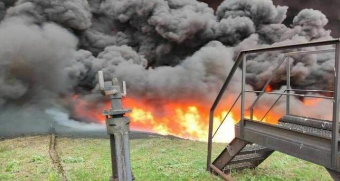 Крупный пожар вспыхнул на нефтеперерабатывающем заводе. ФОТО