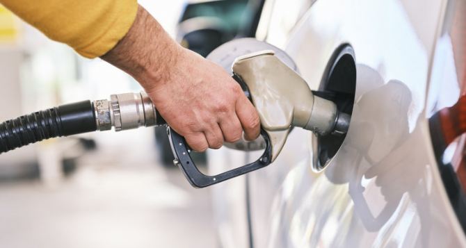 Владельцы АЗС наплевали на решение правительства: цены на бензин подняли выше разрешенных