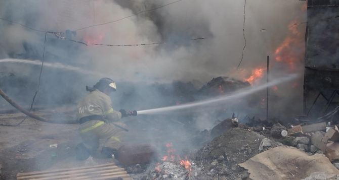 В Луганске ликвидировали крупный пожар на складе. Была опасность возгорания ГСМ. ФОТО