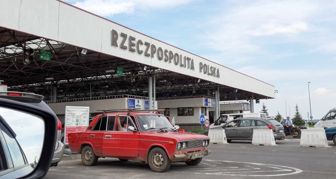 Польские пограничники перестали впускать автомобили из Украины