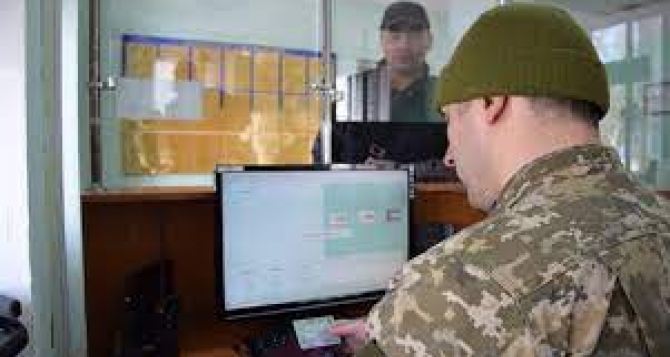 Зеленский рассмотрит вопрос о снятии запрета на выезд военнообязанных из Украины