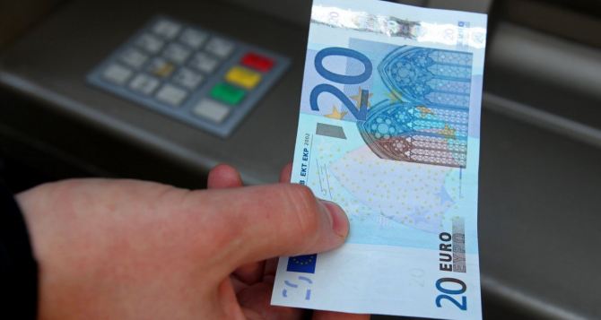 Украинские банки снова повысили карточный курс доллара и евро. Из-за «барыг» страдают переселенцы
