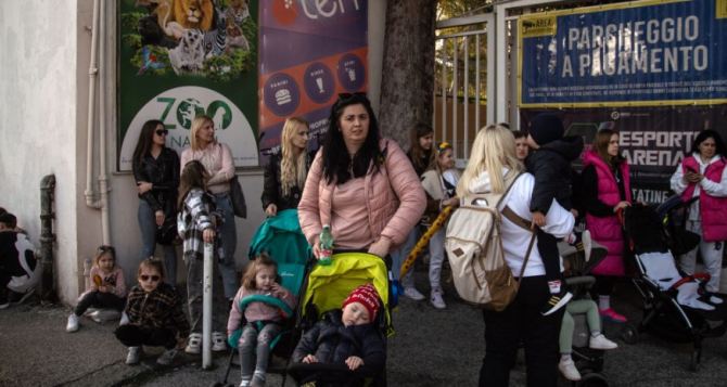 Выехавших за границу украинцев будут лишать выплат