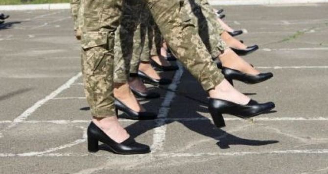 С 1 октября на воинский учет будут ставить и женщин. Смогут ли они выезжать за границу?
