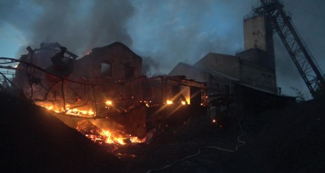 На горно-обогатительной фабрике в Красном Луче — масштабный пожар. ФОТО