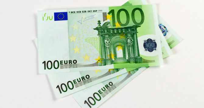 В ПриватБанке резко повысился курс евро. Для владельцев банковских карт евро стоит по другому