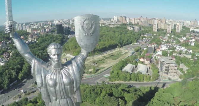 В Киеве рассказали когда собираются снять советский герб со щита Родины-матери. И что повесят вместо него