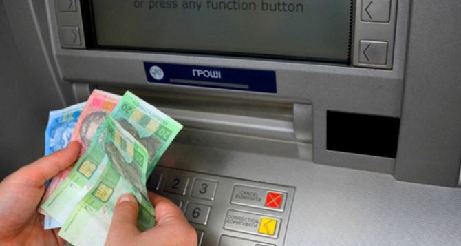 Снять наличку в банкоматах теперь будет в два раза дороже: банки увеличили тарифы