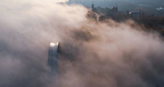 Киев задыхается от смога. Чувствуется стойкий запах гари. ФОТО