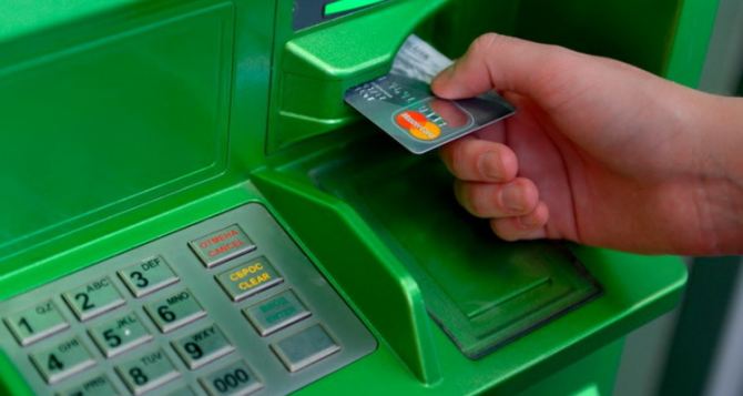 Жители Украины стали меньше пользоваться банкоматами и наличными