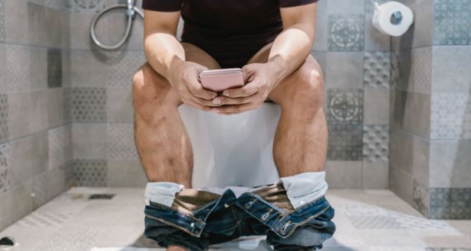 Стало известно, почему ходить в туалет с телефоном может быть опасно