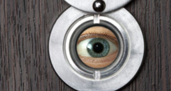 Почему дверной глазок опасен для хозяев квартир. Многие не знают