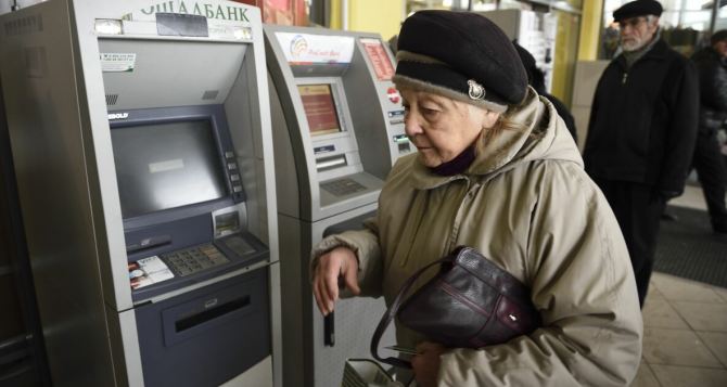 Ощадбанк отменил лимиты на снятие наличных денег в банкоматах