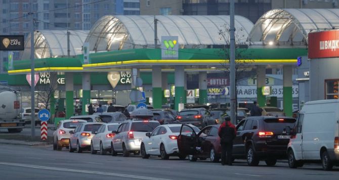 Жителям Украины рекомендуют запасаться бензином и дизтопливом.
